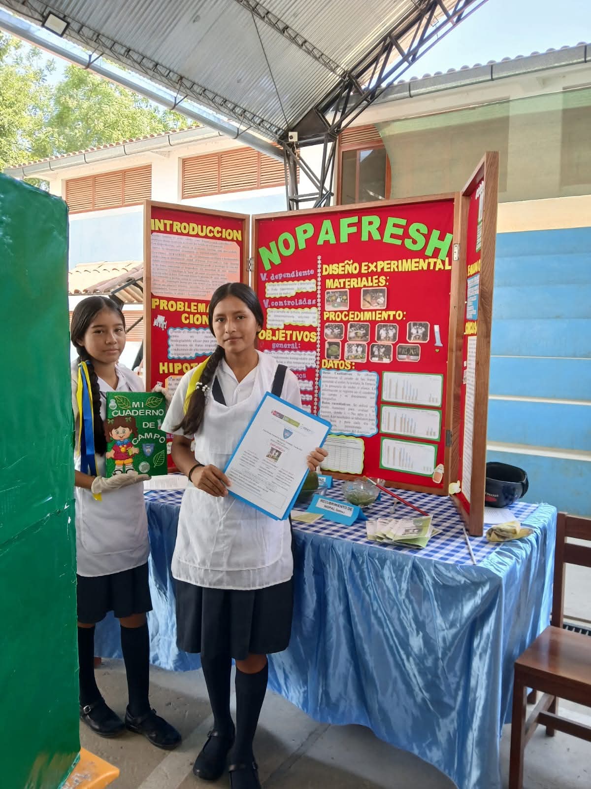 Estudiantes destacadas en la FENCYT 2025, logrando reconocimiento por su talento y esfuerzo.